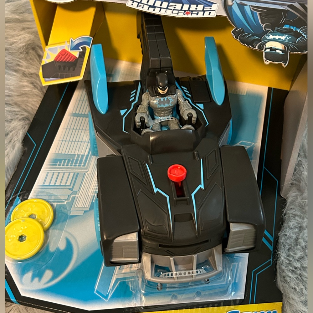 DC Super Friends Batmobile Bat-Tech - NEW in box! Lights up and launches discs - Picture 2 of 8